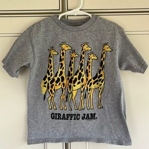 Cute! Giraffe Short Sleeved Tee- size 5-6